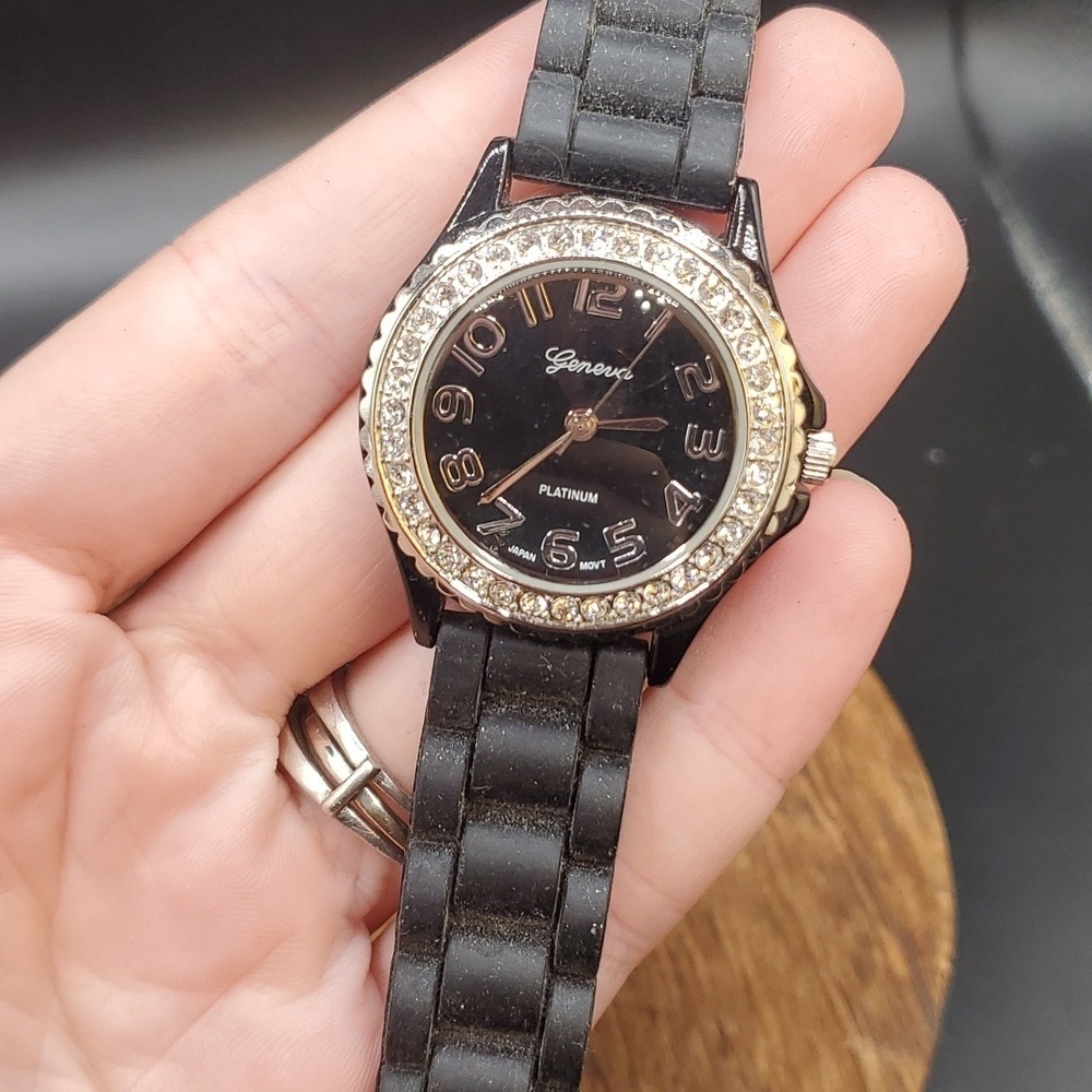 B1938 geneva platinum watch needs batteries